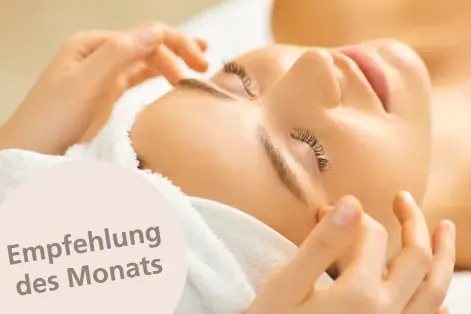 Eine Frau liegt mit geschlossenen Augen.
