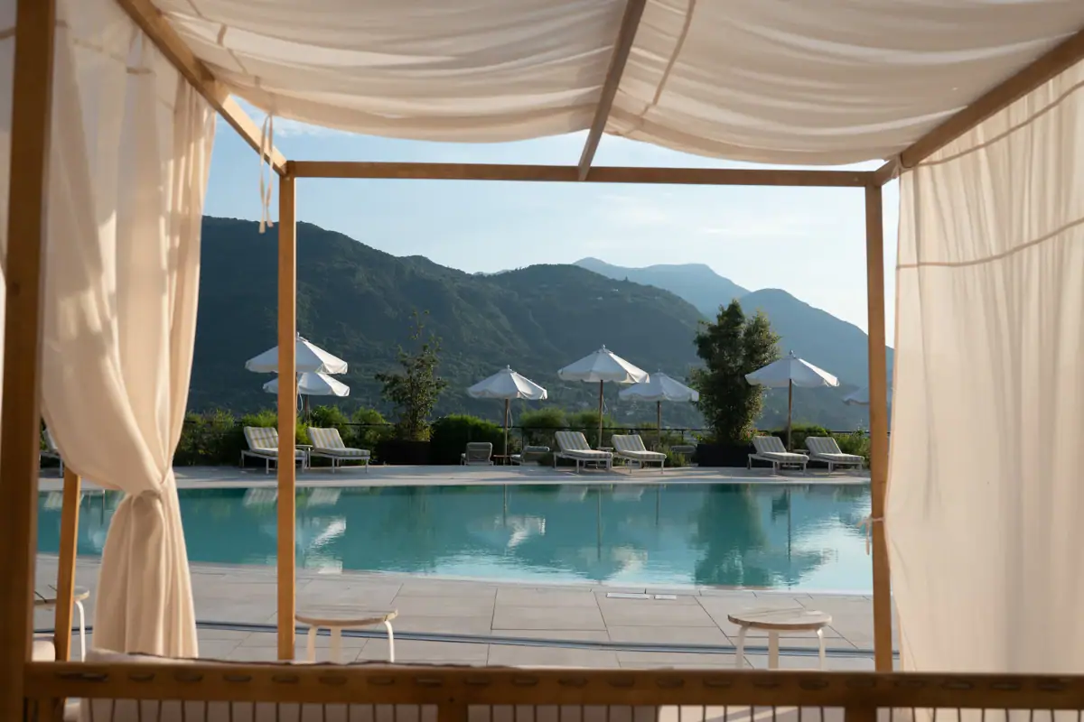 Ein Pool mit Stühlen und Sonnenschirmen im Freien.