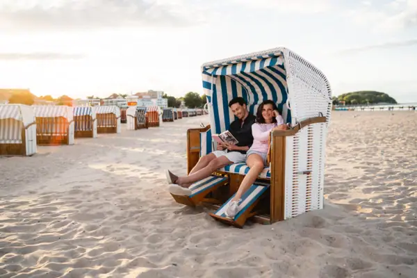 Strandkorb in Travemünde Ein Mann und eine Frau sitzen in einem Strandkorb.