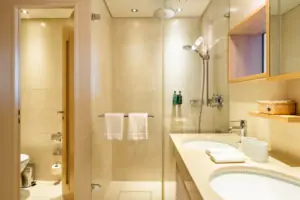 Badezimmer mit Dusche und Waschbecken