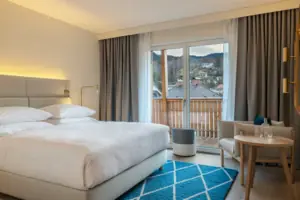 Schlafbereich Hotelzimmer mit Bett und Stuhl
