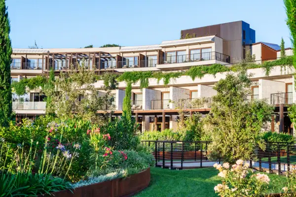 Ein Gebäude mit Garten und Pflanzen.