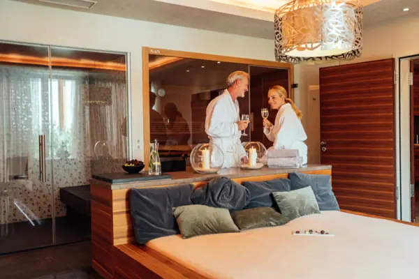 Zwei Menschen in einer Private SPA Suite im A-ROSA Ifen Hotel Kleinwalsertal.
