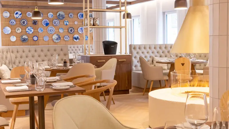 Ein Restaurant mit Tischen und Stühlen im Innenbereich.
