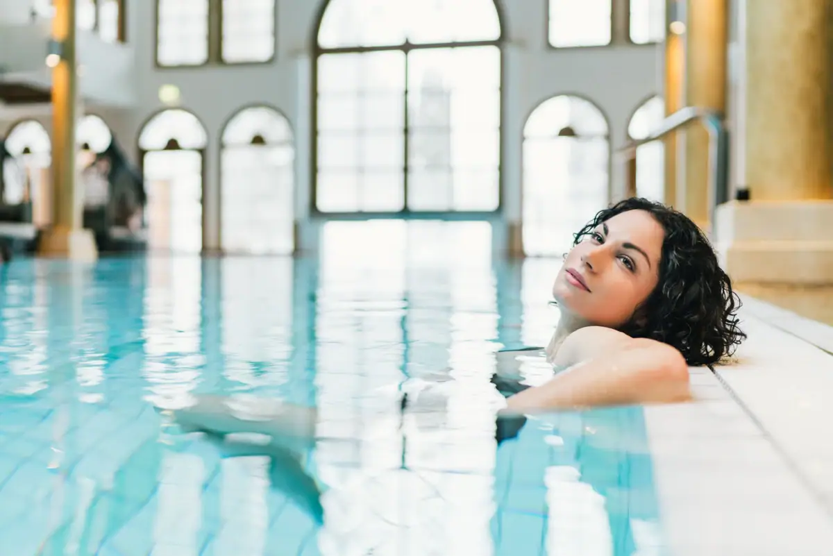 Eine Frau in einem Pool.