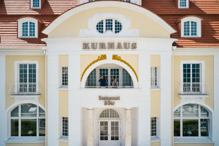 Ein Gebäude mit einem Paar auf dem Balkon.