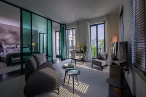 Ein Raum mit einem Sofa und einem Tisch.