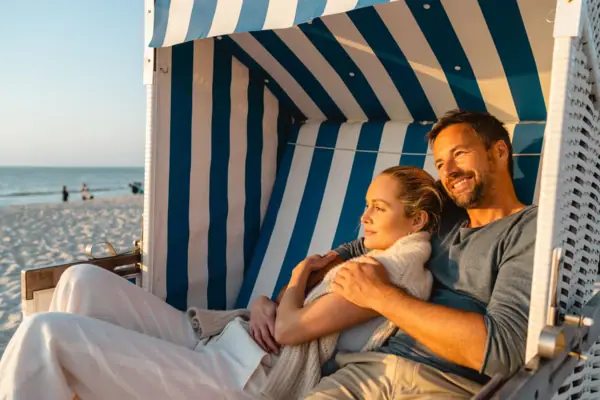 Ein Mann und eine Frau sitzen in einem Strandkorb.