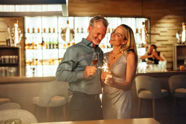Ein Mann und eine Frau halten Gläser mit Champagner.