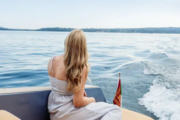 Eine Frau sitzt auf einem Boot.