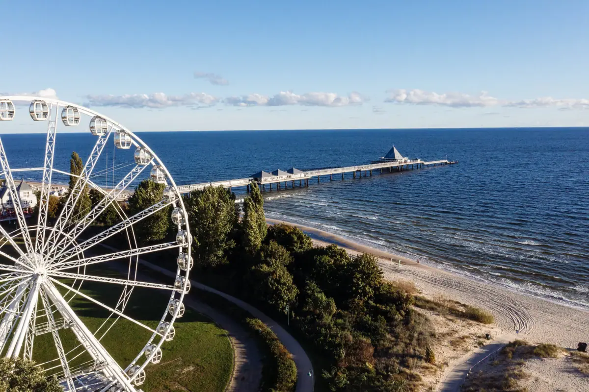 Riesenrad neben einem Gewässer