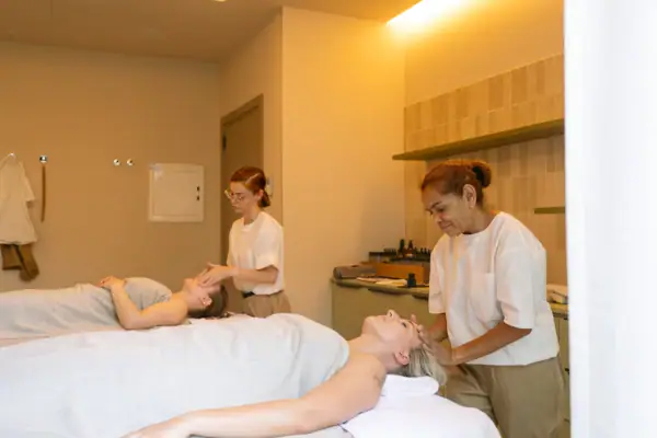 Braut erhält eine Massage im Wellnessbereich des A-ROSA Gardasee.