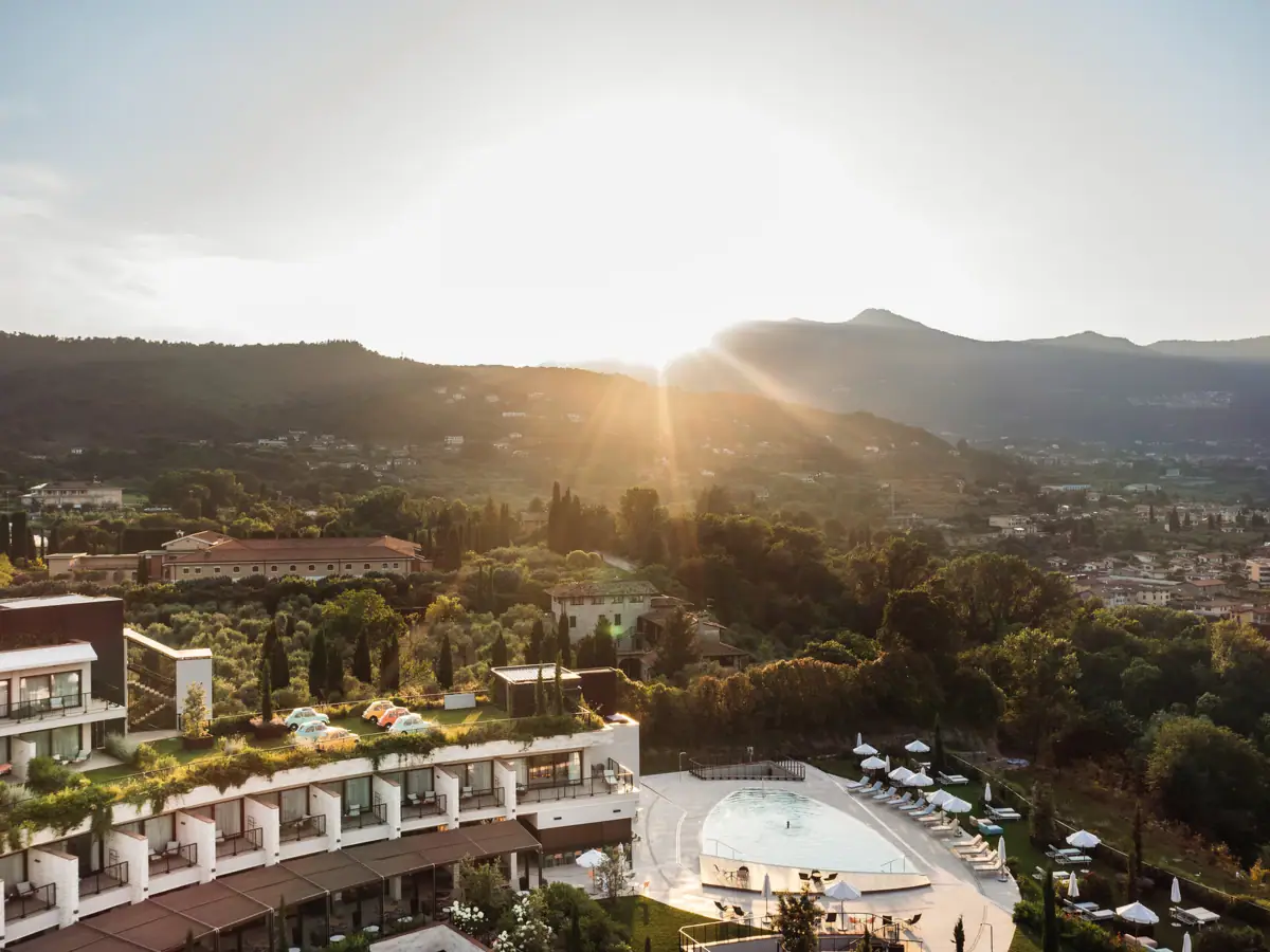 Sonne scheint über einem Resort