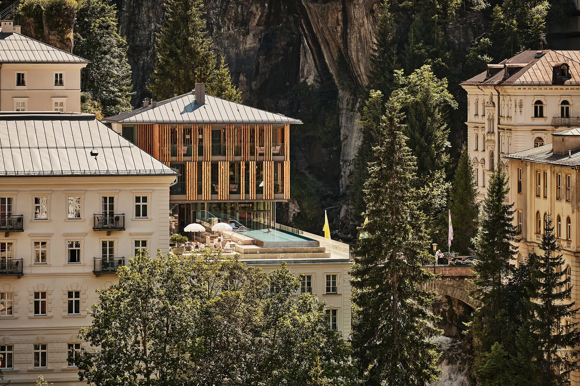 Ein Gebäude mit Pool inmitten einer Schlucht.