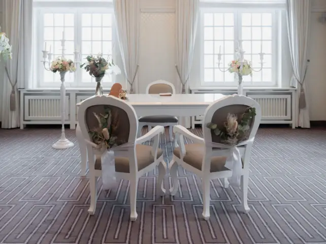 Ein Zimmer mit Stühlen und einem Tisch.