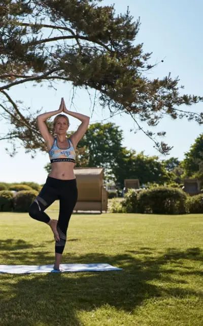 Mann und Frau praktizieren Yoga auf Matten in einem Park.