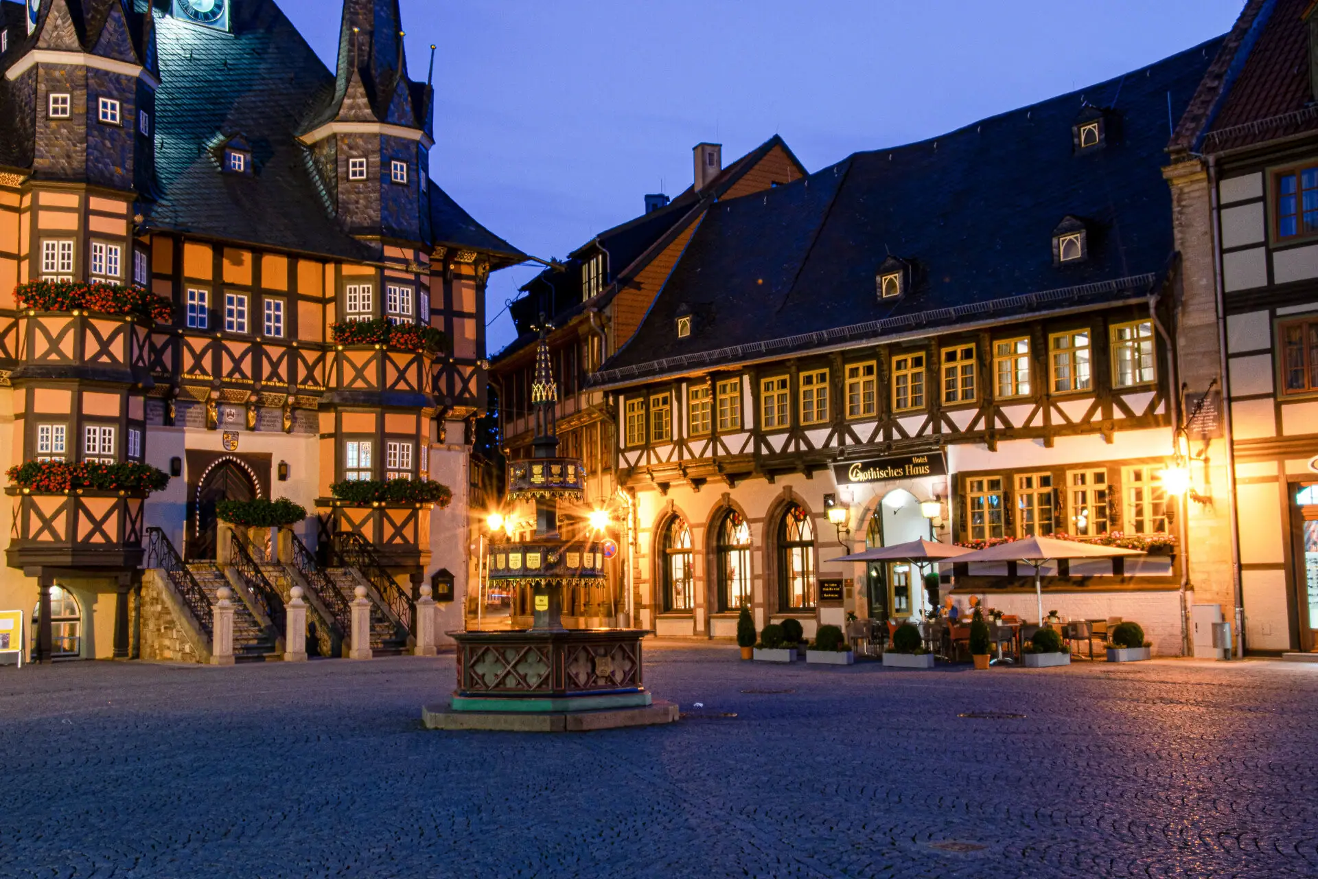 Außenansicht A-ROSA Gothisches Haus bei Nacht direkt neben dem Rathaus in Wernigerode.
