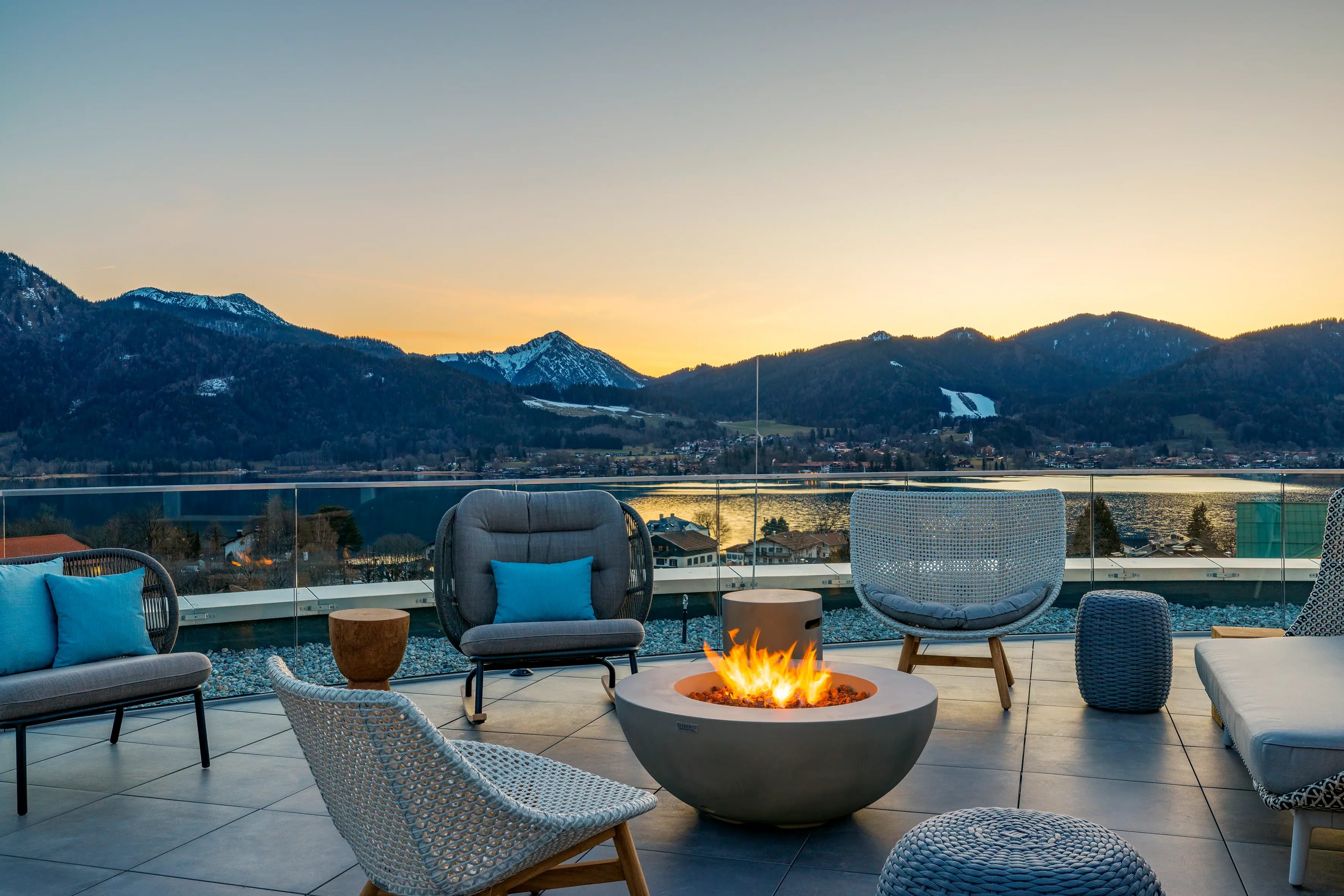 Feuerstelle mit Stühlen und Blick auf Berge im Hintergrund