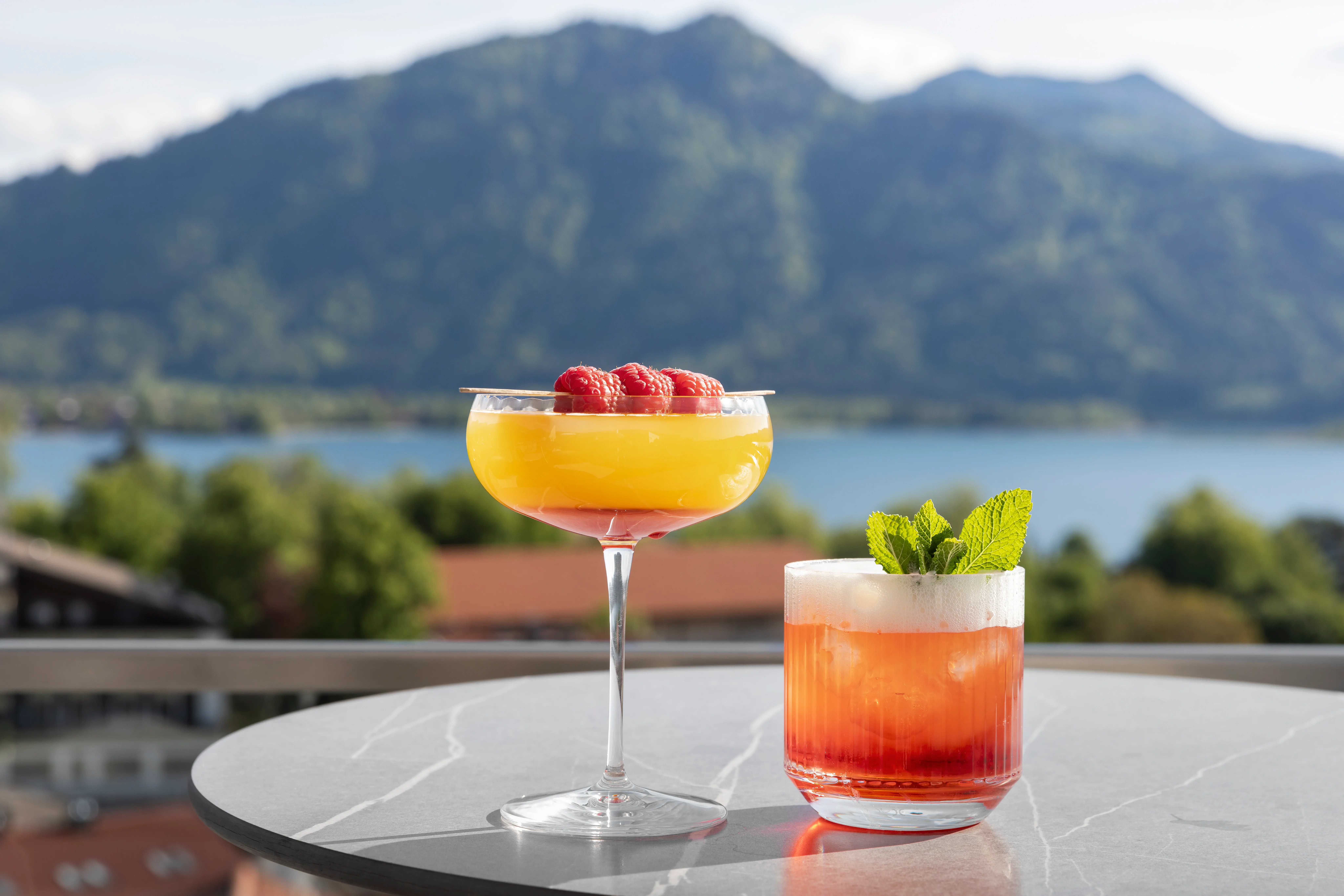 Zwei Cocktails auf einem Tisch