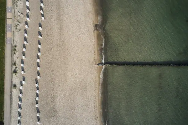 Strand mit Sand und Wasser