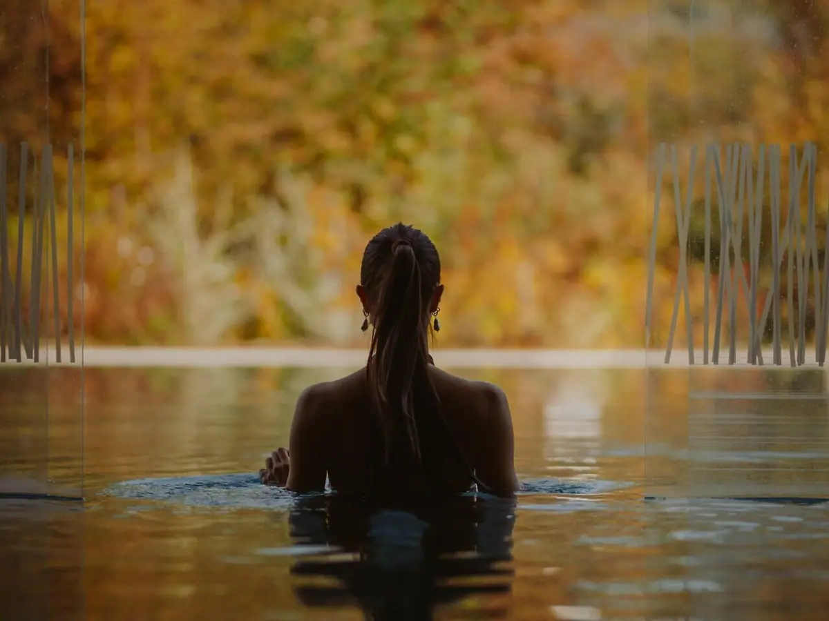 Eine Frau in einem Pool.