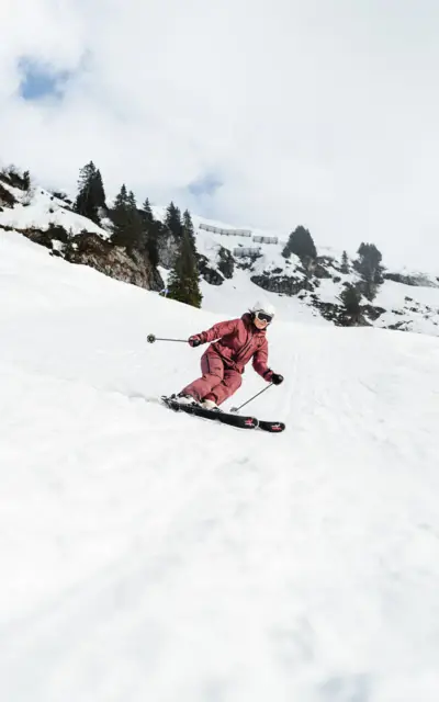 Person beim Skifahren auf einer Piste.