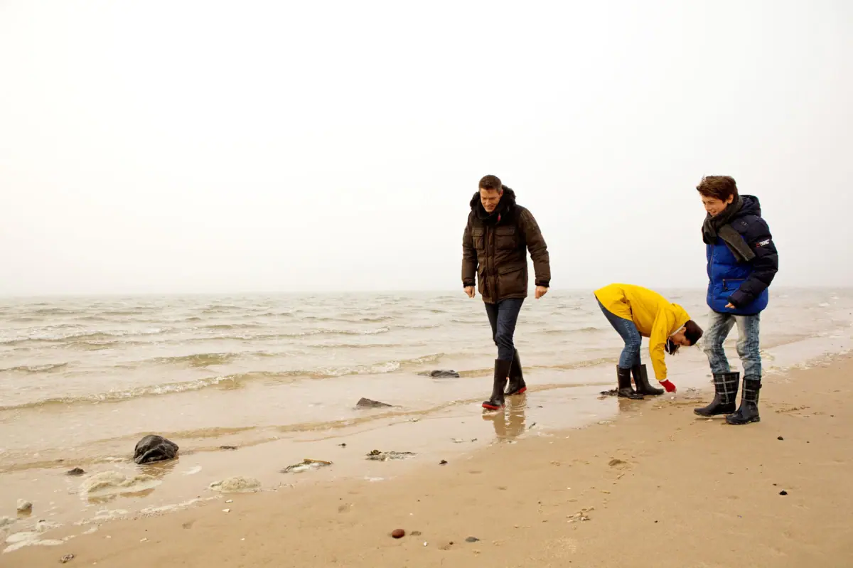 Eine Gruppe von Menschen am Strand.