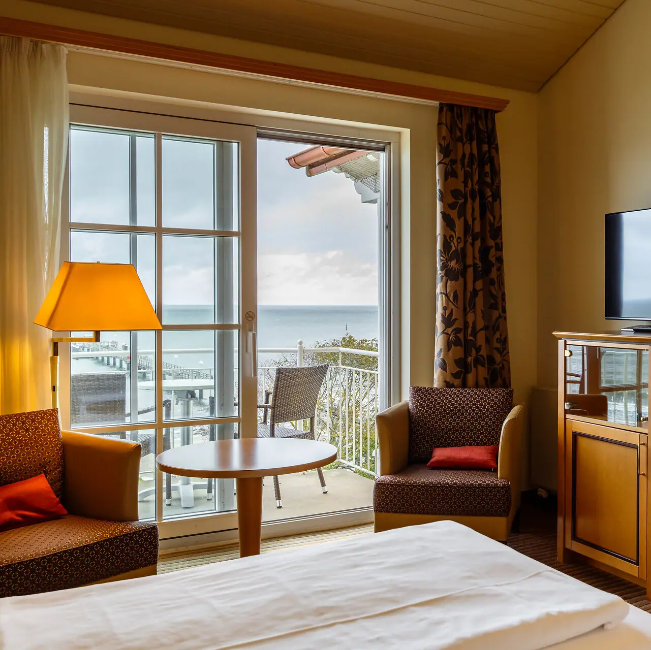 Ein Hotelzimmer mit Fernseher und Tisch.