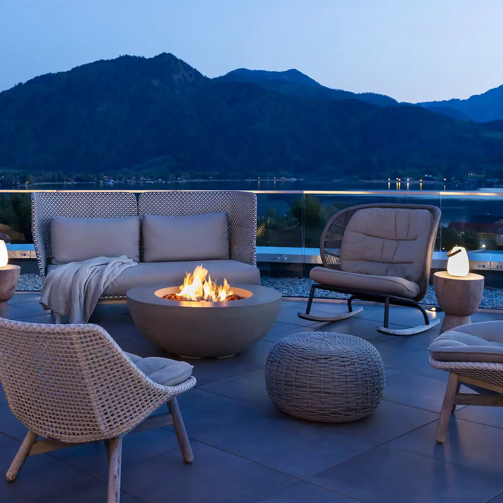 Terrasse mit Feuerstelle und Stühlen auf einem Deck