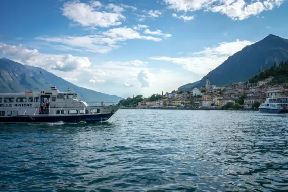 Fähre auf dem Gardasee mit Bergen im Hintergrund.