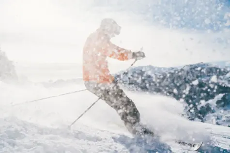 Person beim Skifahren im tiefen Schnee.