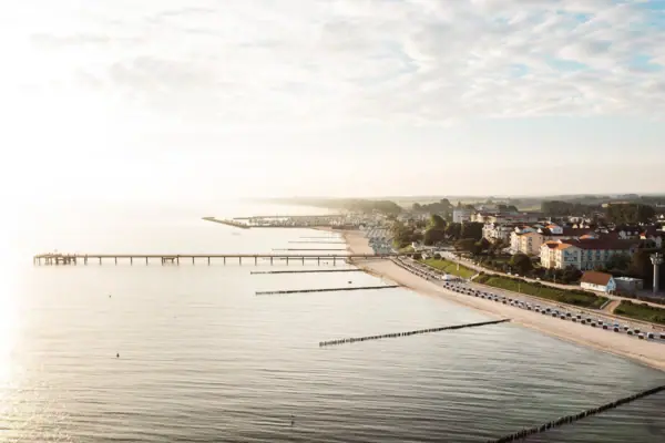 Eine lange Brücke über ein Gewässer.