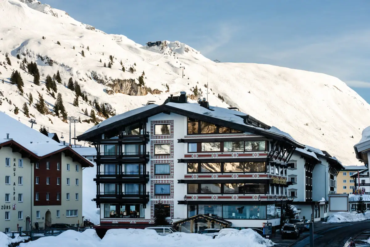 Ein Gebäude mit Schnee an der Seite.