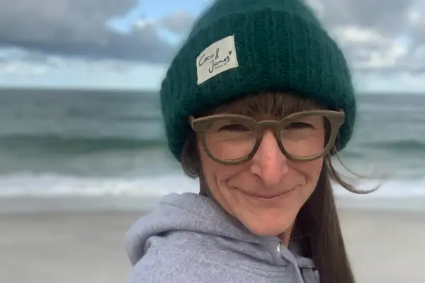 Eine Frau macht ein Selfie am Strand.